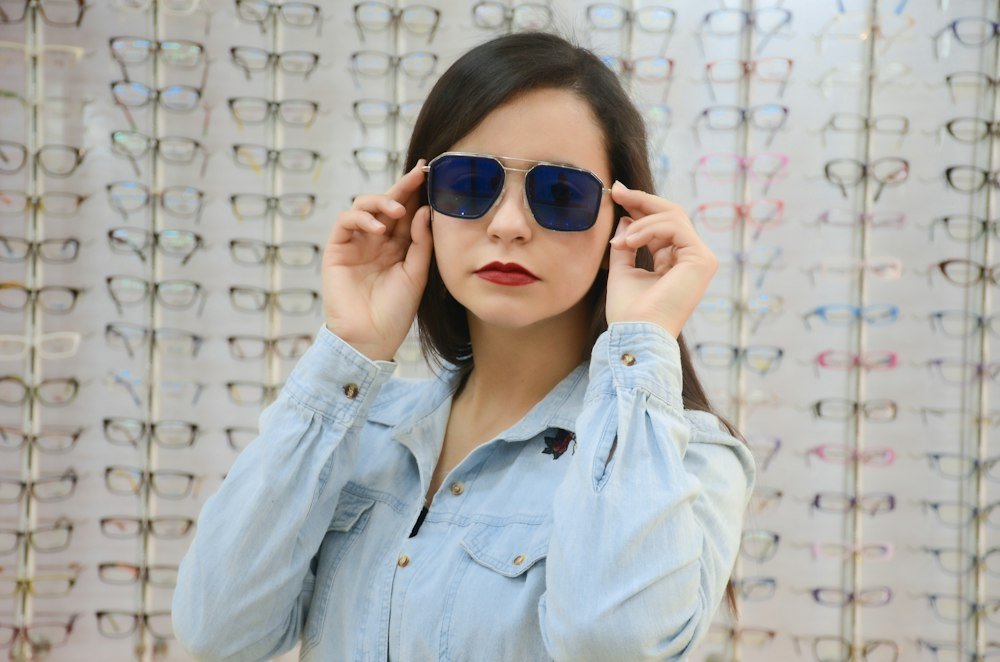 Mulher usando óculos de sol com lentes azuis